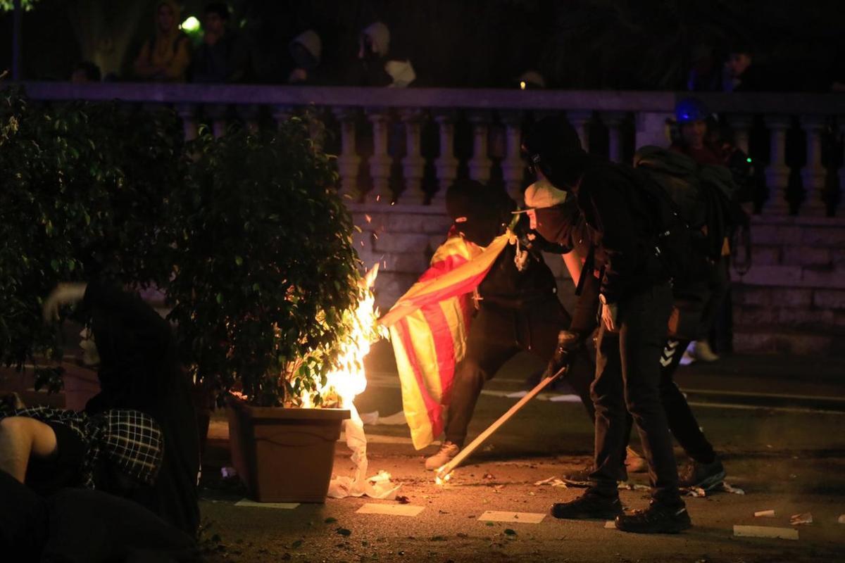 Hoguera en la plaza Tetuán durante la protesta de los CDR ante Interior.