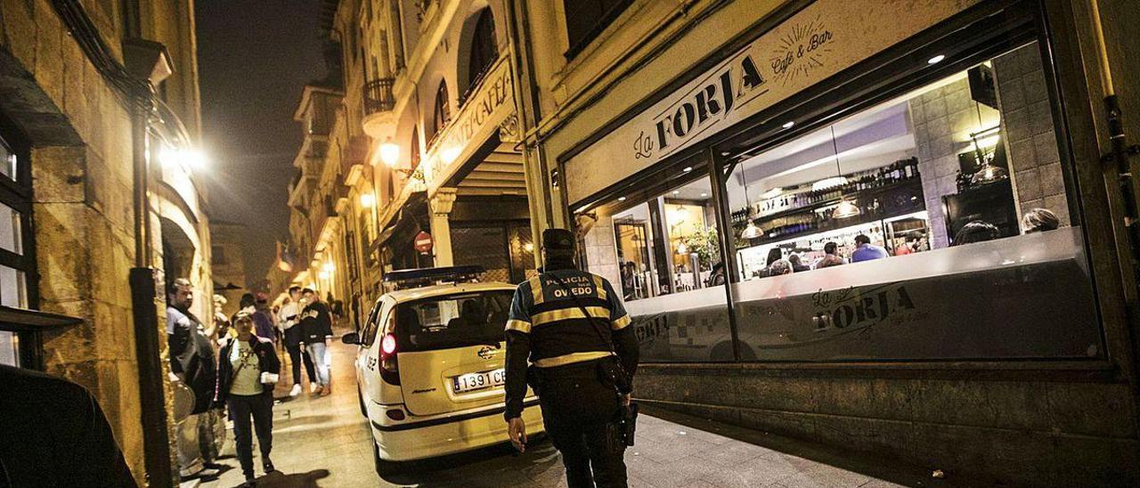 Una patrulla de la Policía Local, por las calles del Antiguo, antes de la crisis del coronavirus.