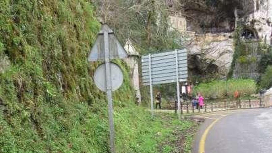 &quot;Ríos de agua&quot; por la falta de limpieza de las cunetas en Covadonga