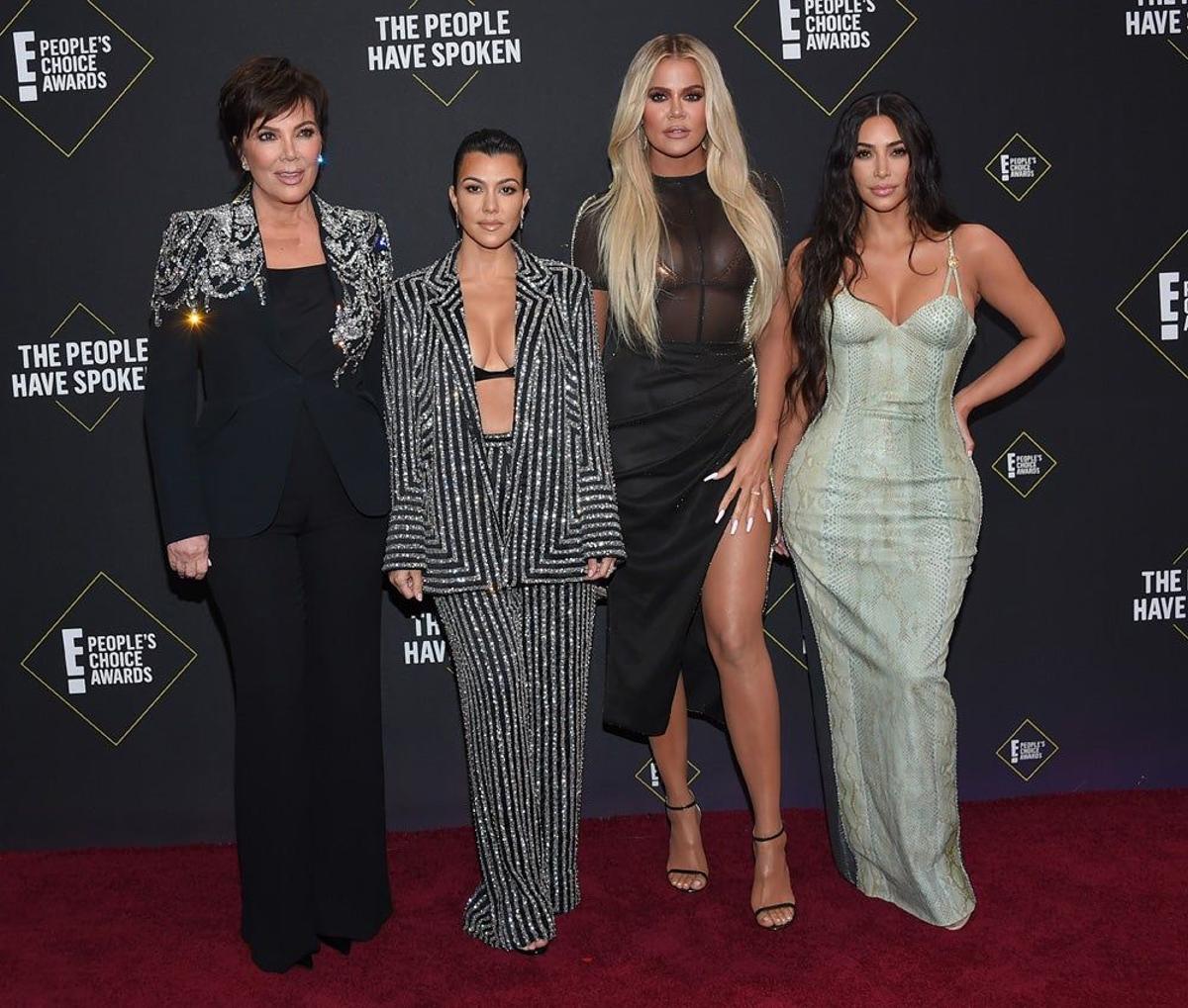 Kris Jenner, Kourtney, Khloé  y Kim Kardashian en la alfombra roja de los 'People's Choice Awards'