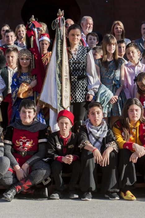 Un centenar de chavales, integrantes de las comparsas de San Vicente, celebran por segundo año la Embajada Infantil a las puertas del Castillo.