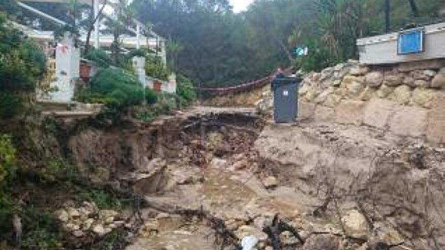Regen auf Mallorca: Straße gesperrt, Strand weggespült