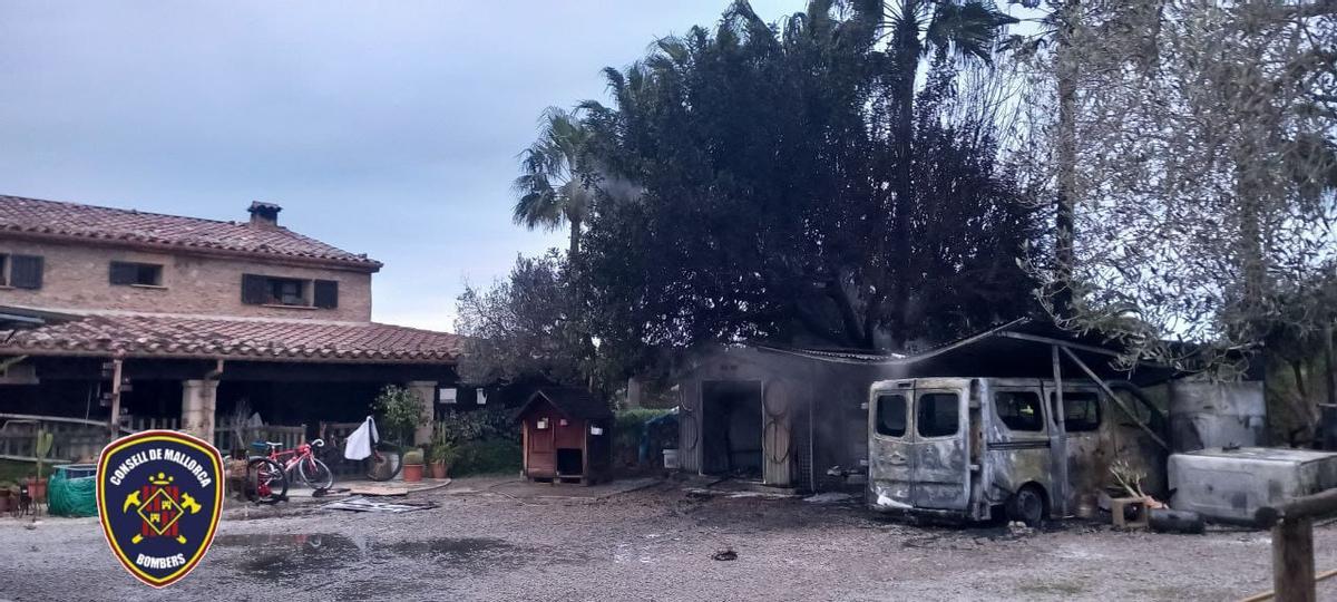 El trastero y los vehículos que había bajo el porche quedaron destruidos por el fuego.