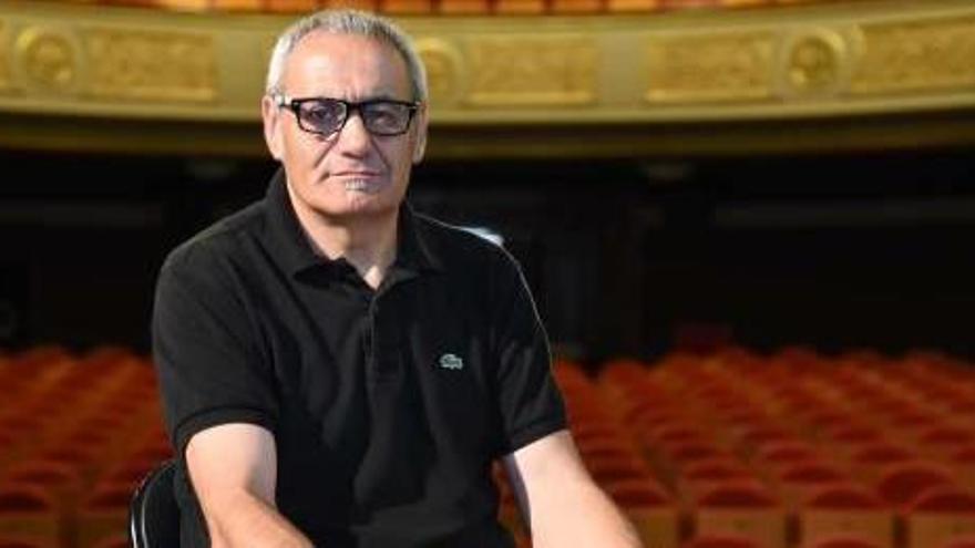 Albert Casas, amb la platea del teatre Conservatori, on s&#039;han estrenat alguns textos seus, de fons