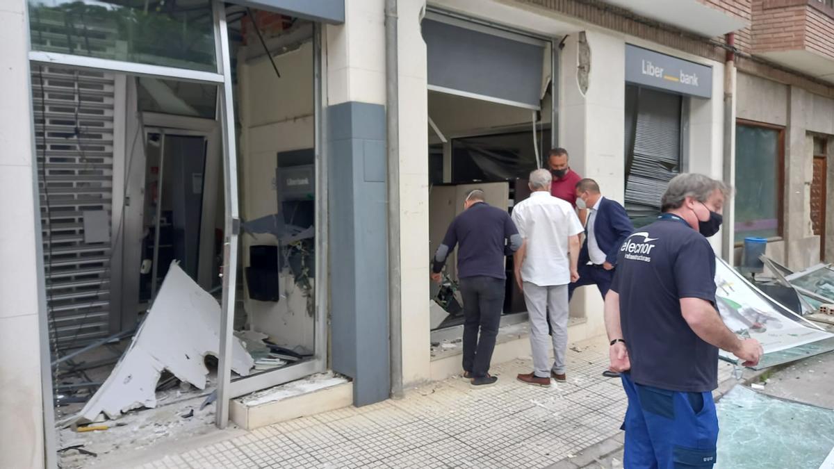 Así quedó la sucursal bancaria destrozada con explosivos en Piloña