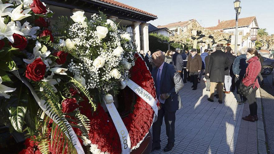 Amigos y familiares, a las puertas de la iglesia, a la llegada del coche fúnebre a Salinas.