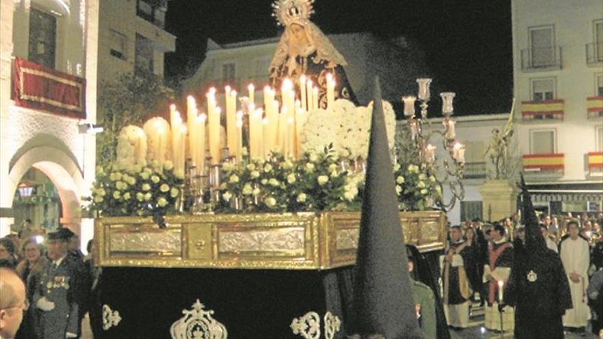 La Virgen de Soledad y el Cristo Yacente recorren en silencio las calles de Zafra