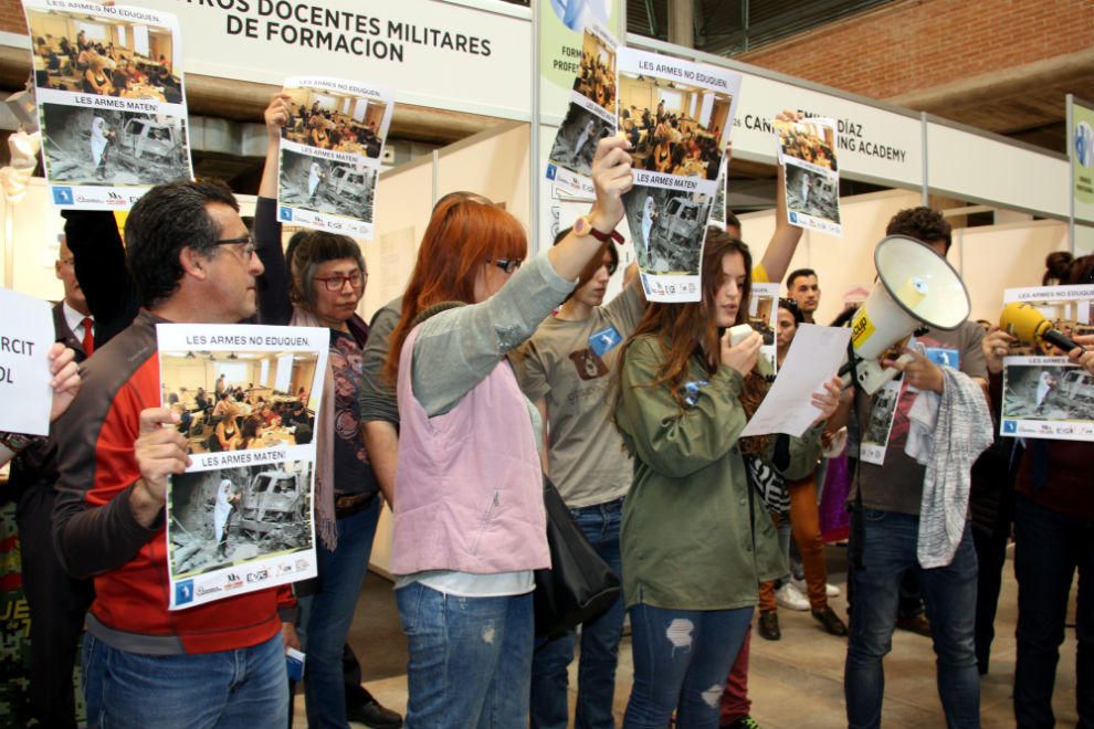 Protesta contra la presència de l'exèrcit a l'Expojove