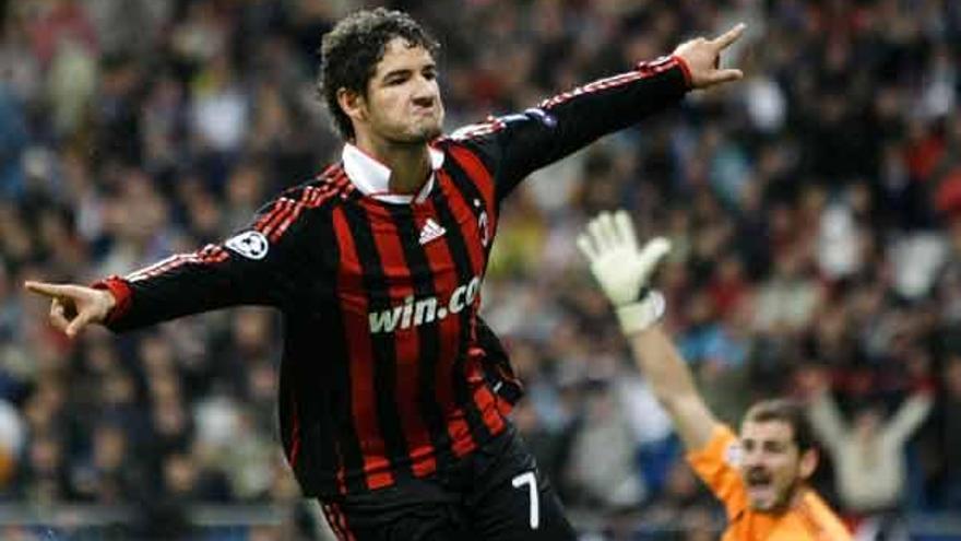 Pato festeja su segundo gol mientras Casillas protesta al árbitro.