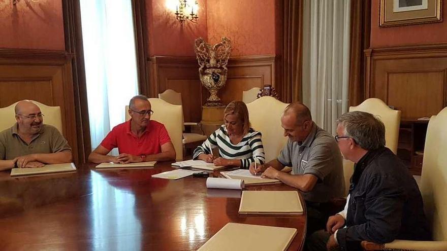 Firma del convenio entre la presidenta de la Diputación y la asociación Ódega. // Diputación