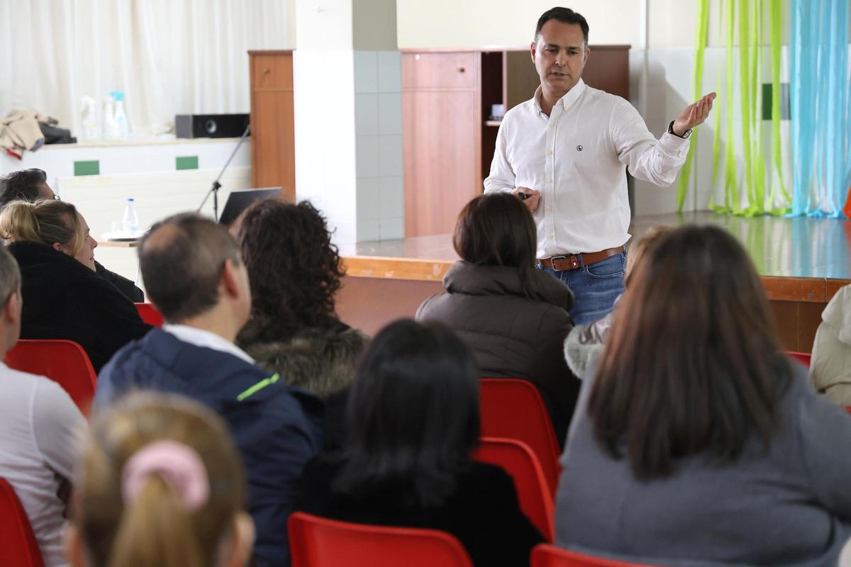 Antonio Rial Boubeta, psicólogo social y profesor de la Universidad de Santiago de Compostela, durante una charla.