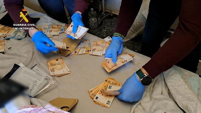 Agentes recuentan el dinero intervenido en la operación Monybet.