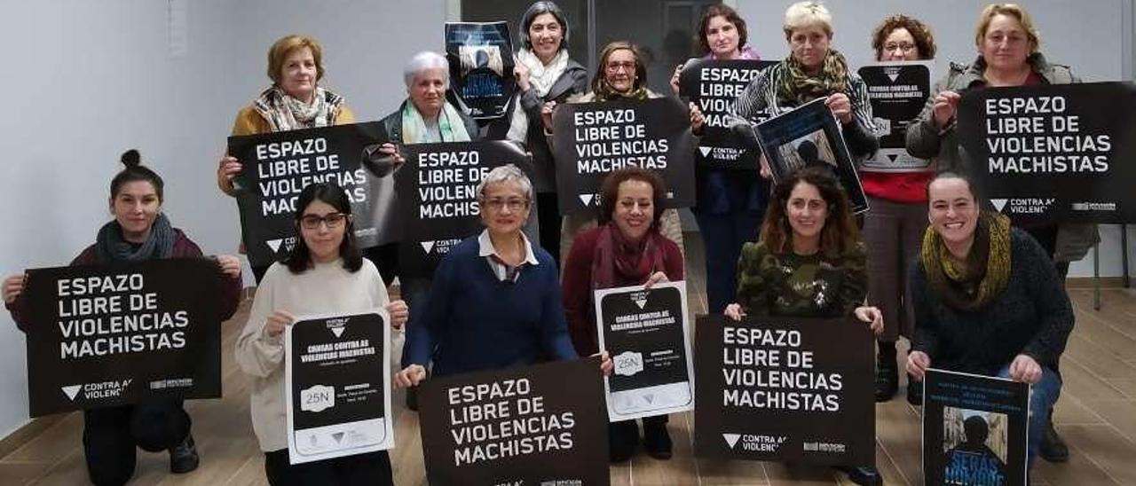 Representantes políticas y sociales, en Cangas con pancartas contra la violencia machista. // G.Núñez