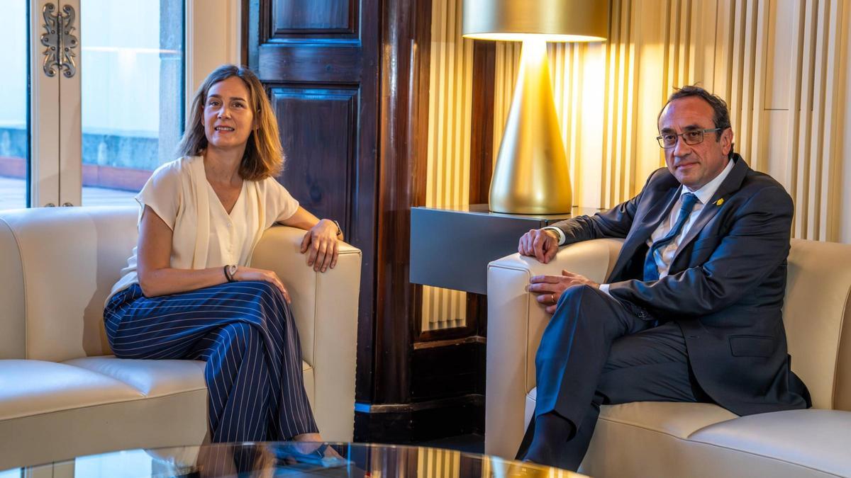 El presidente del Parlament, Josep Rull, recibe a la líder de Comuns, Jessica Albiach, durante la ronda de consultas para investir President a Salvador Illa