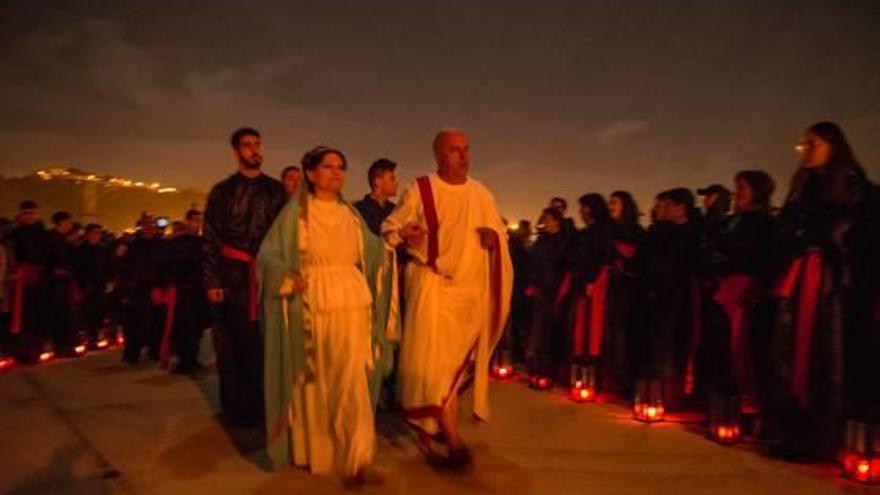 Cofrades y devotos en el monte Calvario de Rojales en la noche de Jueves Santo.