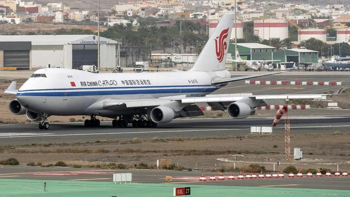 Imagen del carguero chino que este viernes llevó a Gran Canaria los vehículos blindados que usará Xi Jinping.