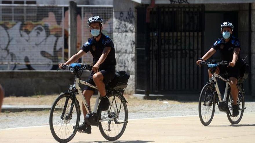 Un Policía con mascarilla patrulla Vilagarcía en bicicleta. // Noé Parga