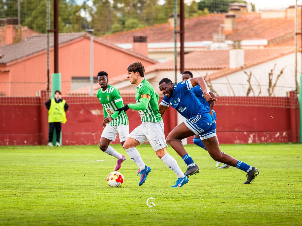 Algunes imatges de l'empat a zero entre el Peralada i el Mollerussa