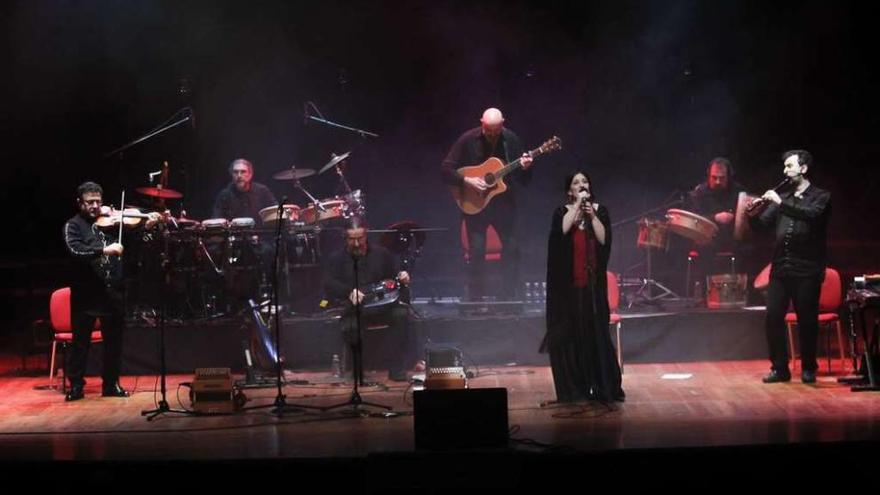 La banda gallega, ayer, durante la actuación en el Teatro A Fundación. // Adrián Irago