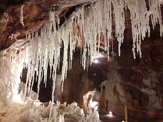 Meravellós. És curiós el que pot arribar a crear la naturalesa. A la Muntanya de Sal de Cardona, unes coves espectaculars.