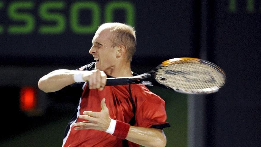 El tenista ruso Nikolay Davydenko devuelve una bola a su rival estadounidense Andy Roddick durante el partido de semifinales del torneo Masters Series de Miami, Florida (EEUU).