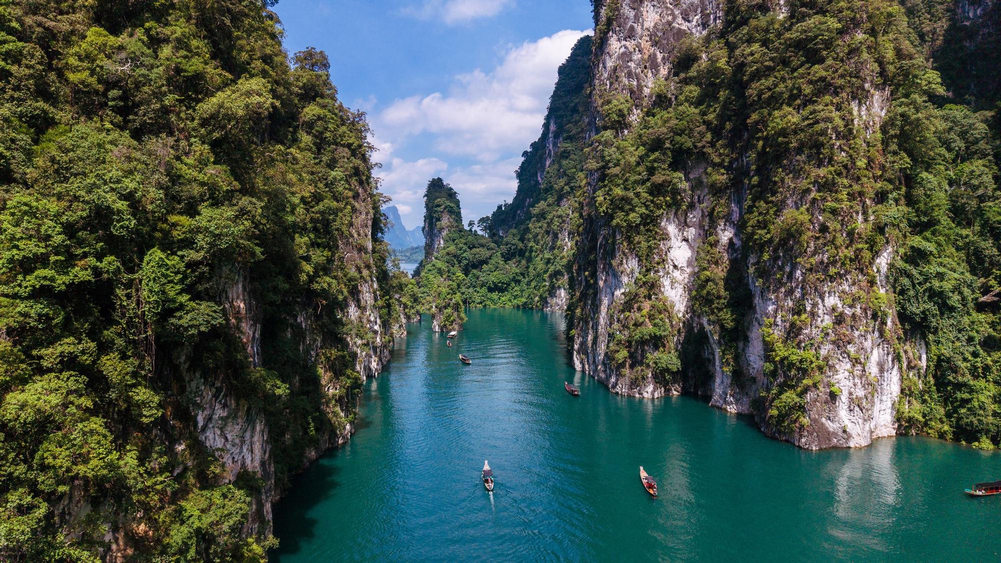 La Tailandia más espectacular está lejos de Bangkok y de sus islas más famosas: un lago donde dormir flotando, un templo escondido en una cueva y un mar de lotos