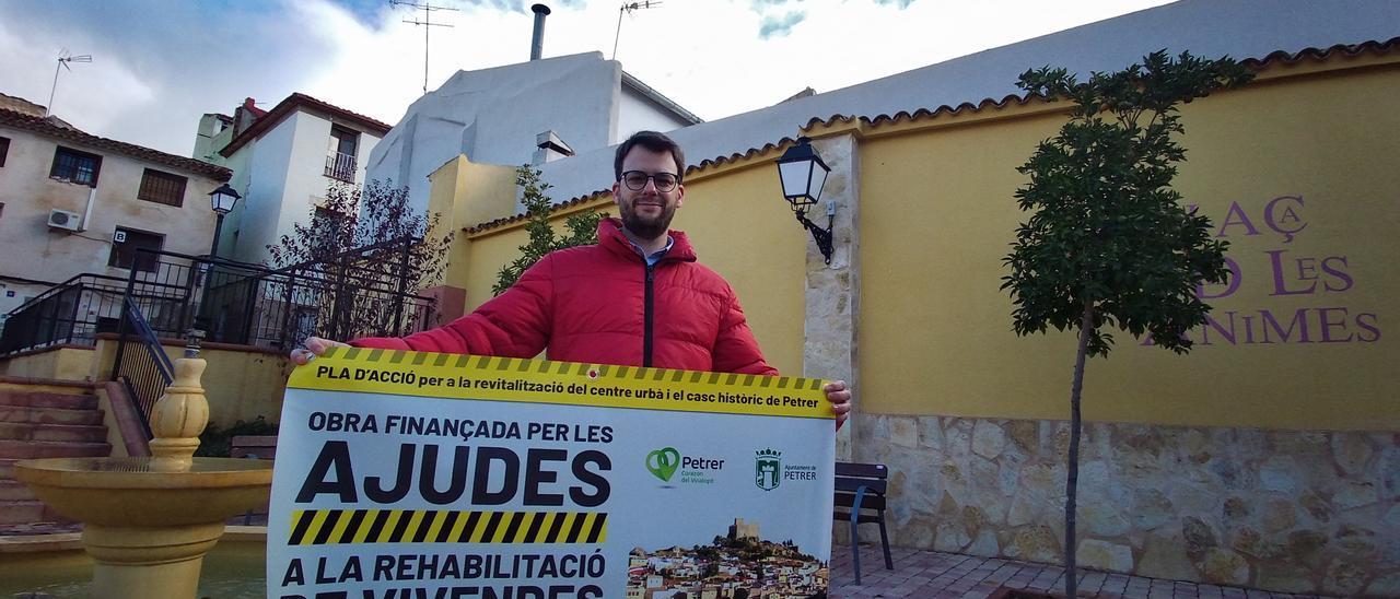 El concejal de Urbanismo, Fernando Portillo, muestra uno de los carteles de la campaña municipal.