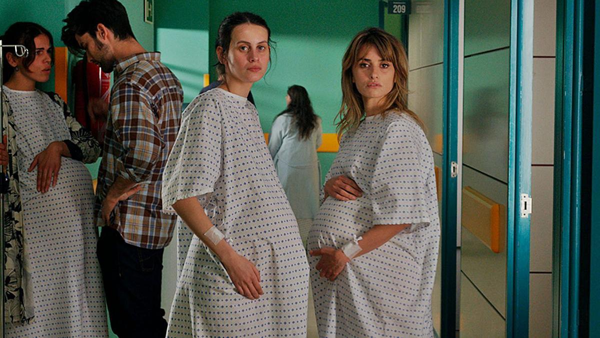 Ana (Milena Smit) i Janis (Penélope Cruz) coincideixen a l’hospital, on han anat a donar a llum | ACN/SONY PICTURES