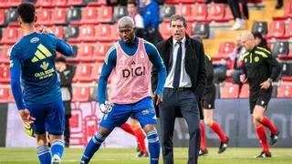 La vuelta más larga del Oviedo: los azules, retenidos en Madrid por lo sucedido en el Aeropuerto de Asturias