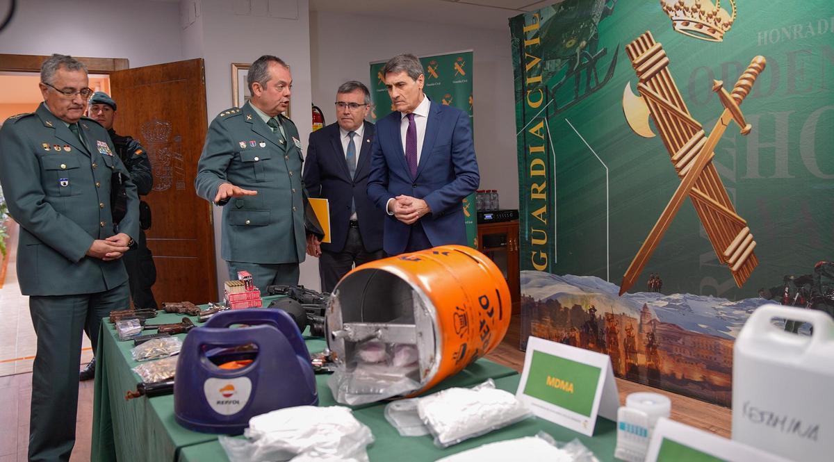 El delegado del Gobierno de España en Andalucía, Pedro Fernández, junto con el General Jefe de la 4.ª Zona de la Guardia Civil, Luis Ortega, presenta la operación 'Nazarí 91 Ali-Atar'.