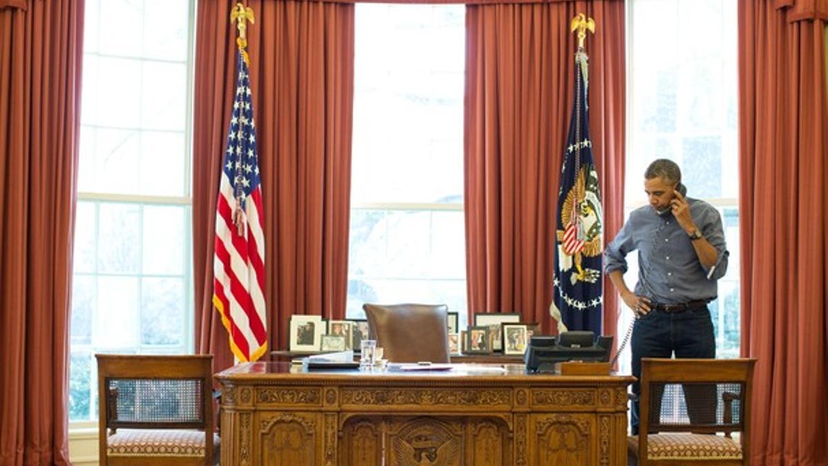 Barack Obama, en el Despacho Oval durante su conversación telefóniica con Vladimir Putin.