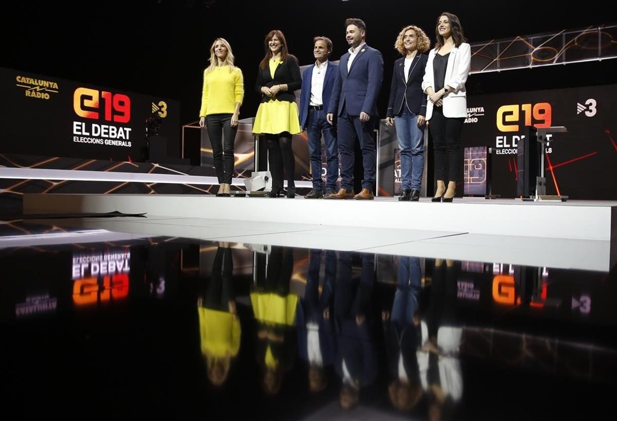 Los candidatos por la demarcación de Barcelona, y su reflejo, antes de iniciar el debate de TV3.