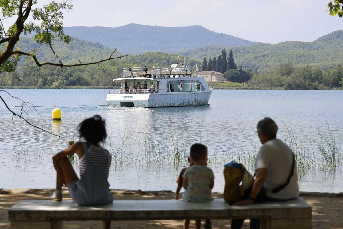 Les imatges del retorn de La Tirona a l'Estany de Banyoles Les imatges del retorn de La Tirona a l'Estany de Banyoles