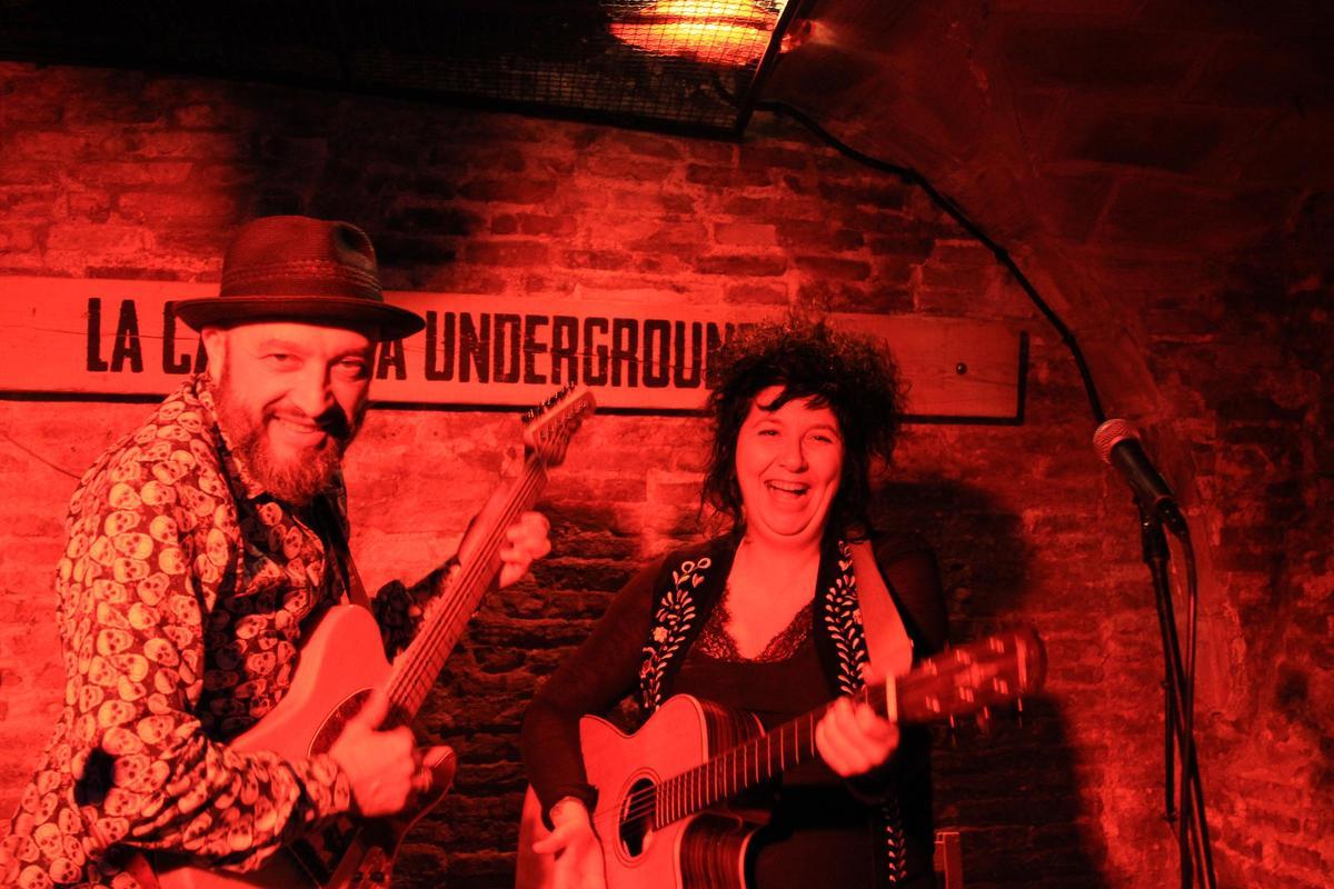 Sweet Lorraine, en el escenario de La campana underground, donde el dúo ofreció un concierto el sábado.