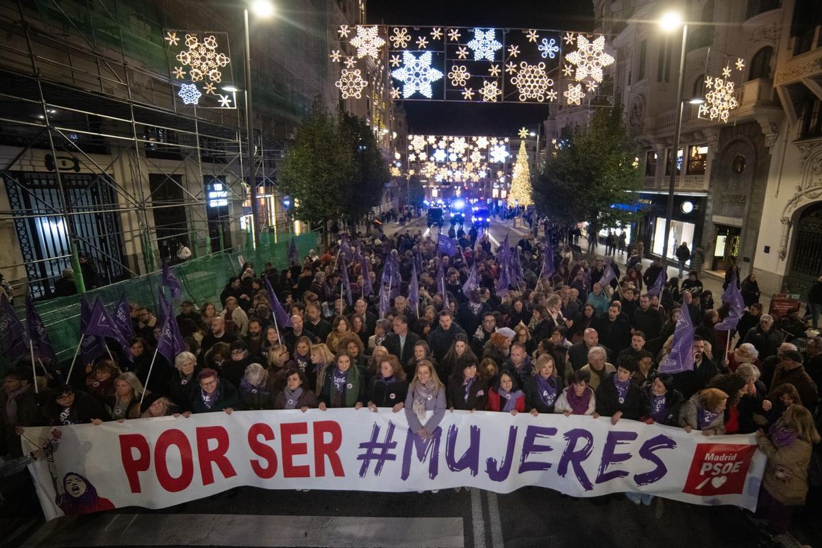 Cientos de personas durante una concentración por el día de la Eliminación de la violencia contra las Mujeres