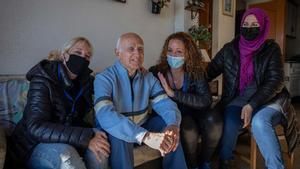 Beatriz, Bernardo, Nadia y Sakina, este miércoles en el salón del pequeño piso de Bernardo en el barrio de La Montserratina, en Viladecans. 