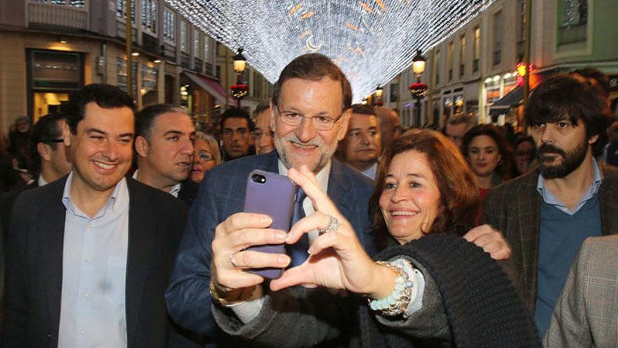 Mariano Rajoy, haciéndose un selfi en la calle Larios, el pasado mes de diciembre.