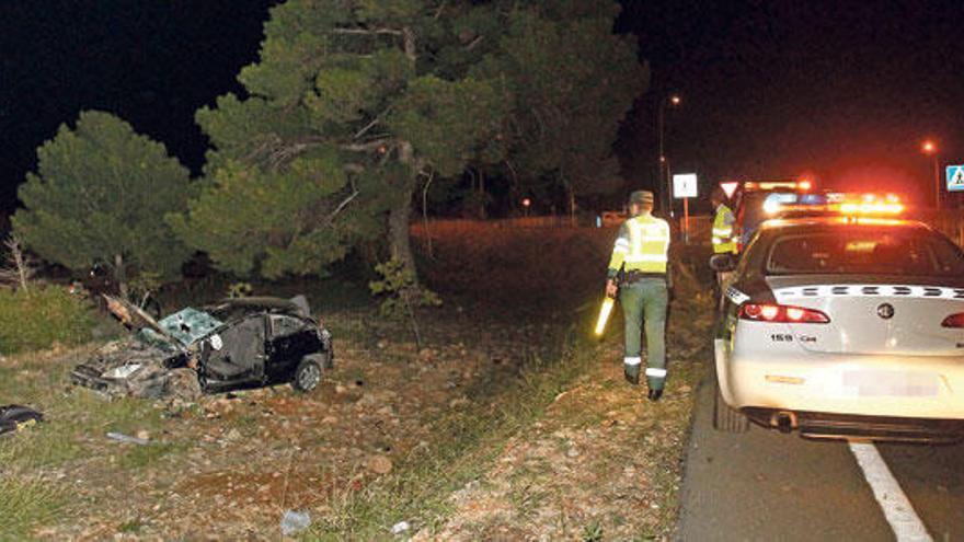 Ein Wagen der Guardia Civil neben dem Wrack.