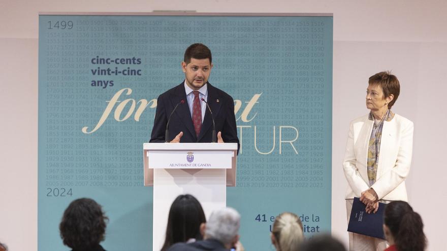 El alcalde José Manuel Prieto presentando la programación junto a la rectora Mavi Mestre