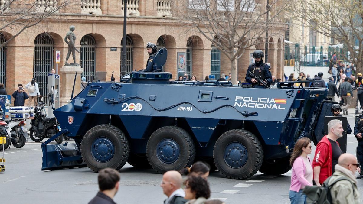valencia-la-polic-a-nacional-incorpora-un-veh-culo-blindado-con-pala