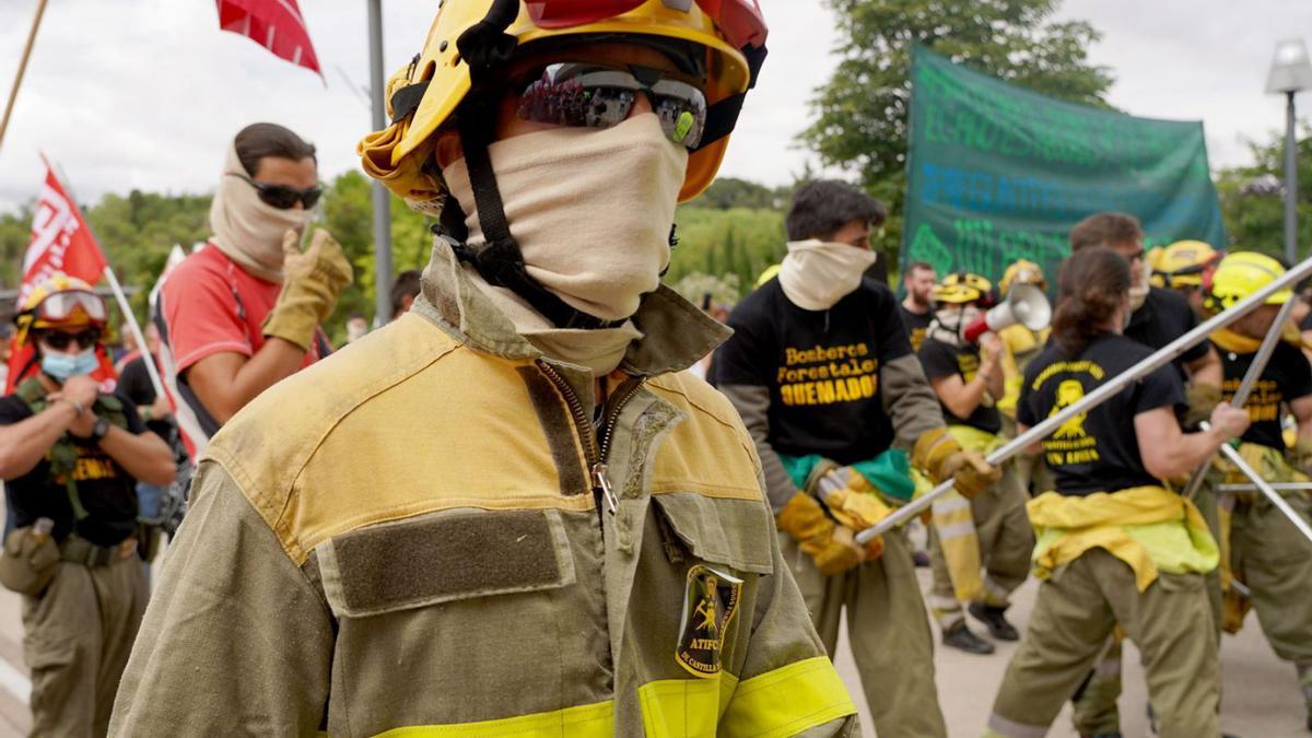 Bomberos forestales protestan ayer frente la sede de las Cortes en Valladolid. | Leticia Pérez - Ical