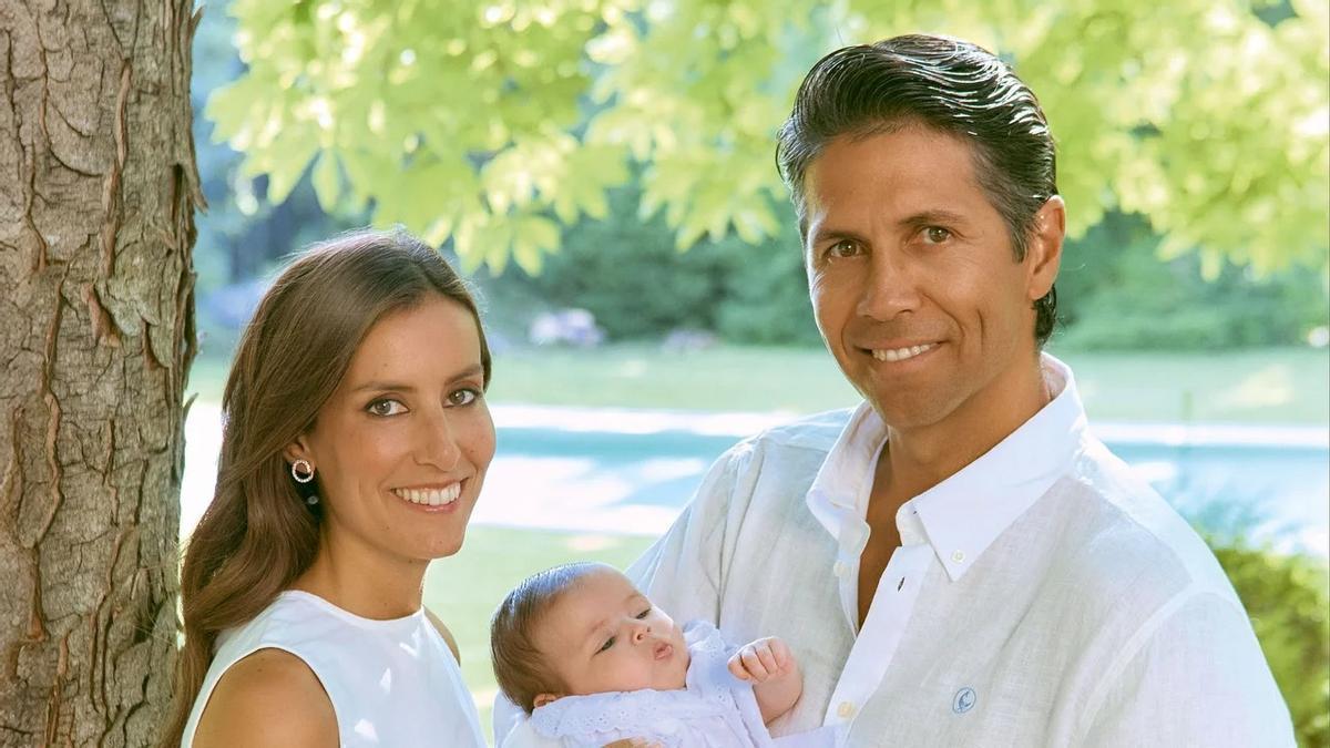 Ana Boyer y Fernando Verdasco posan para ¡Hola! con su hija Mía