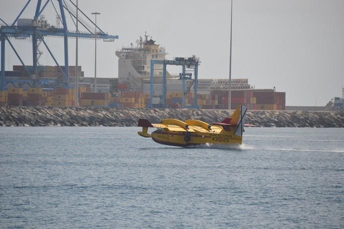 Los hidroaviones cargan agua en el Puerto de Las Palmas - Incendio Gran Canaria 2019