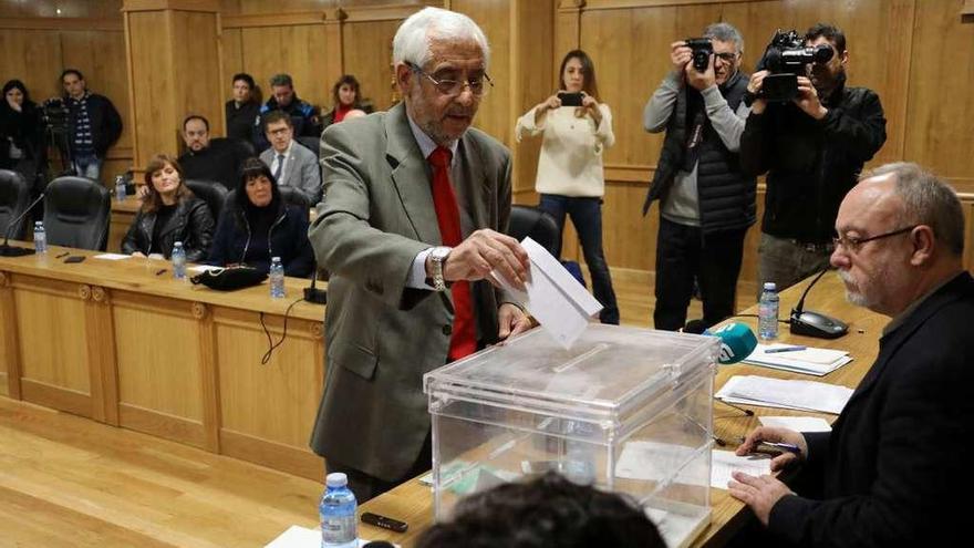 Manuel López Casas acude a la urna, antes de ser designado nuevo alcalde. // Jesús Regal