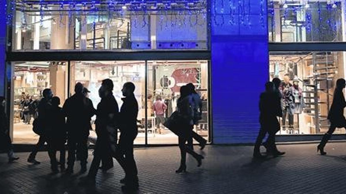 Domingo de compras 8 Siluetas frente a la nueva tienda de Urban Outfitters en el Triangle de la plaza de Catalunya.