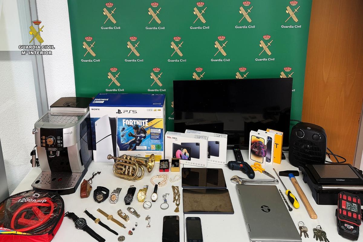 Joyas y otros bienes recuperados por la Guardia Civil de A Coruña tras la detención de dos personas por múltiples robos en el área metropolitana.
