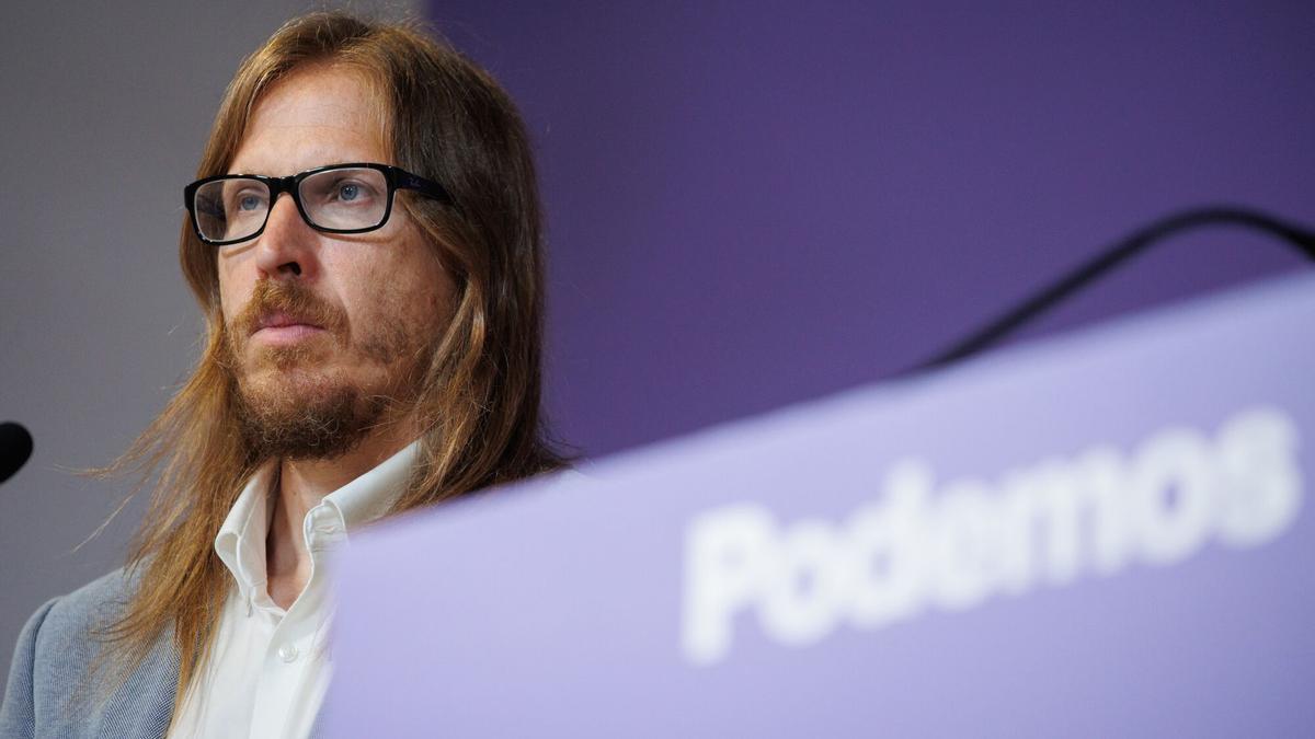 El secretario de Organización y Portavoz de Podemos, Pablo Fernández, durante una rueda de prensa.