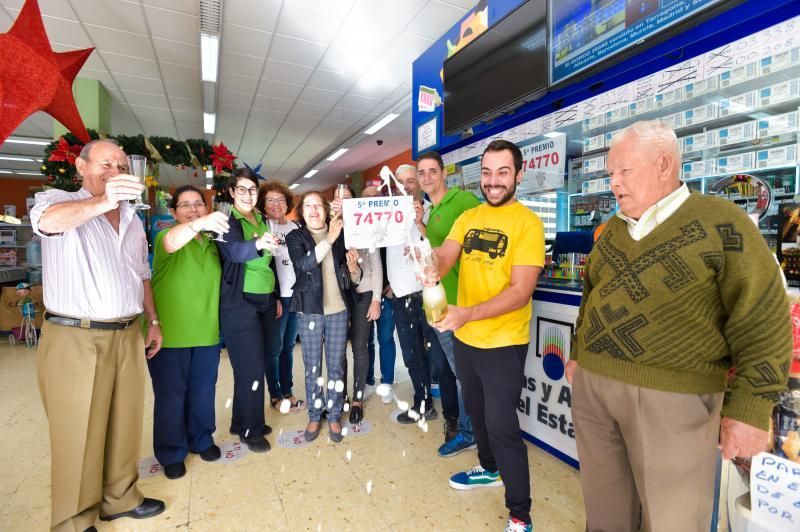 22-12-2019 SANTA LUCÍA DE TIRAJANA. 5º premio del sorteo de Navidad de la Loteria Nacional, vendido en el despacho situado en el Supermercado Doctoral (Grupo Bolaños). Fotógrafo: ANDRES CRUZ  | 22/12/2019 | Fotógrafo: Andrés Cruz