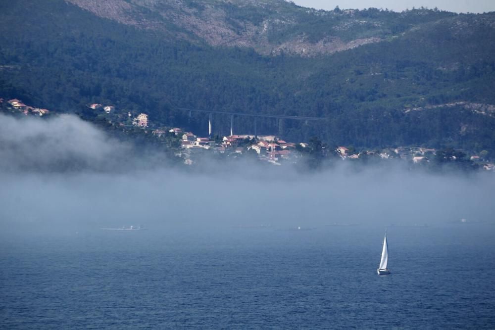 La niebla "invade" la ría // M.Canosa