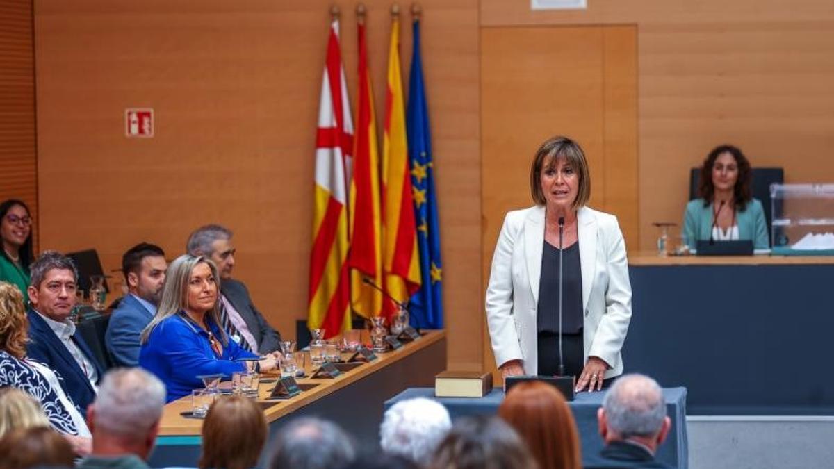 Núria Marín, alcaldesa de L'Hospitalet, con los concejales del PSC a su espalda, durante el Pleno de investidura del 2023.